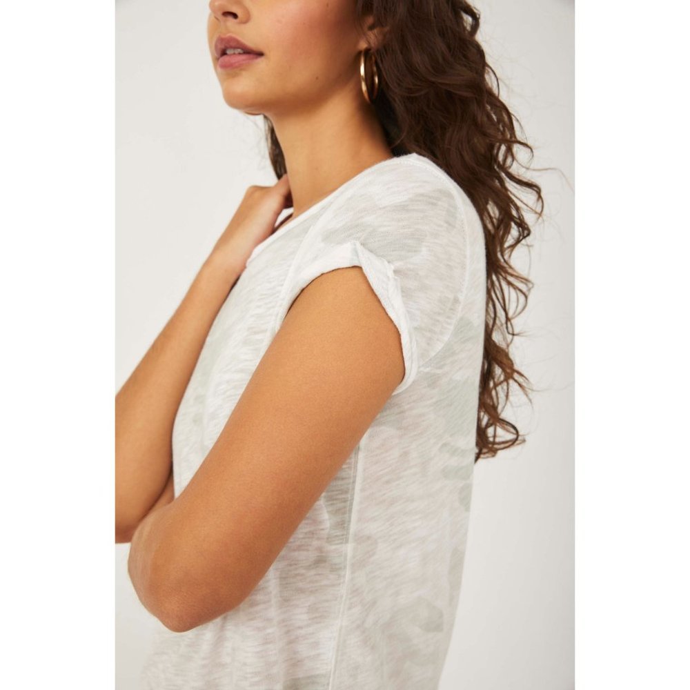 🎉LAST CHANCE🎉 NWT Free People Printed Clare Tee / Ice Combo - Picture 4 of 6